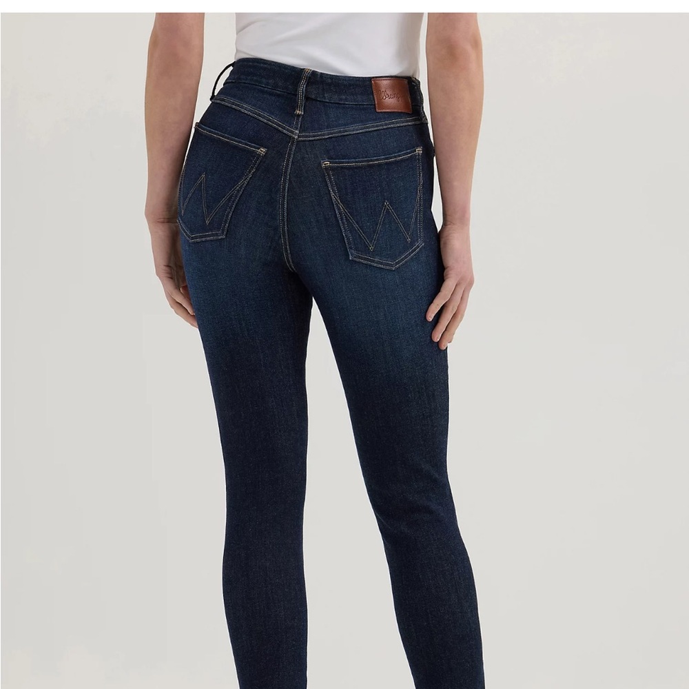 NWOT Wrangler Bespoke High rise Skinny Jean in Rae